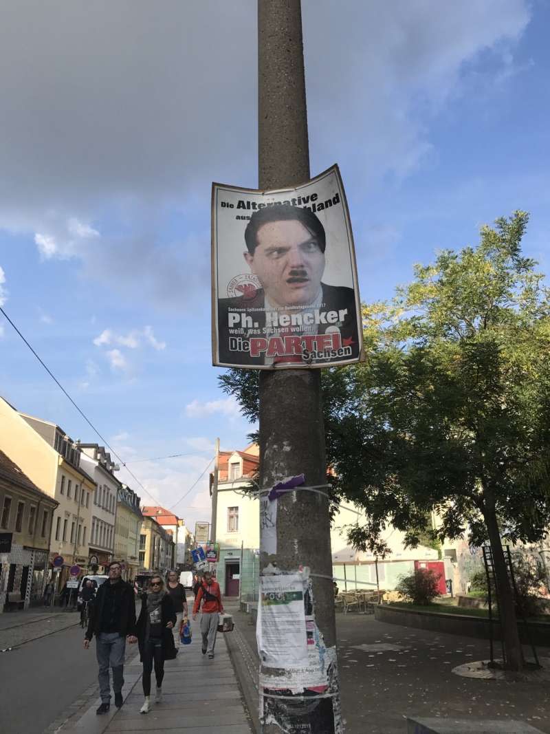 德勒斯登街頭一張將AfD（德國另類選擇黨）候選人醜化為希特勒的競選海報。（林璟昕攝）