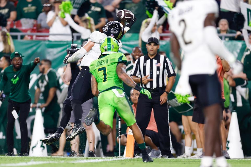 UCF tight end Alec Holler makes a one-handed catch for a touchdown against South Florida.