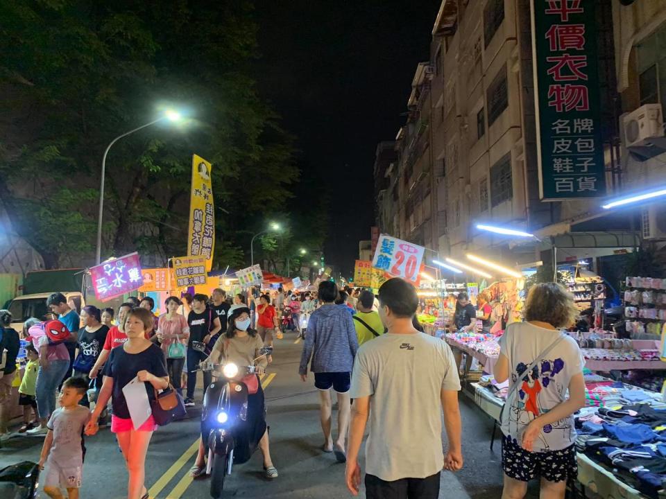 高雄瑞北夜市因攤販集中管理落日條款，遭政府下令停業。   圖：翻攝自臉書