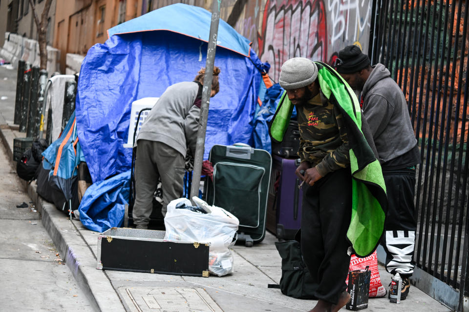 加州無家者問題嚴重，有當地組織成立社區客廳，為他們提供支援服務。 (Tayfun Coskun/Anadolu Agency via Getty Images)