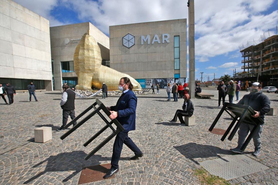 El reclamo de la gastronomía llegó hasta el Museo MAR, donde dirigentes gremiales, trabajadores y empresarios armaron las mesas a cielo abierto; el sector pide volver a atender a los clientes al aire libre