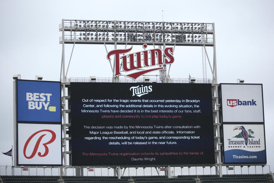 La pizarra del Target Field explica la postergación del juego entre los Mellizos de Minnesota y los Medias Rojas de Boston, el 12 de abril de 2021, en Minneapolis. Los Mellizos pospusieron el juego por motivos de seguridad tras la muerte de un hombre de raza negra a manos de la policía en un suburbio de la ciudad. (AP Foto/Stacy Bengs)