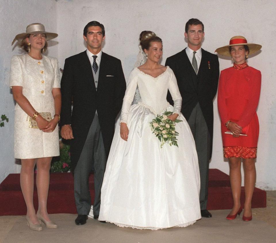 Cristina de Borbón-Dos Sicilias y Pedro López-Quesada en su boda, junto al por aquel entonces príncipe Felipe y las infantas Cristina y Elena