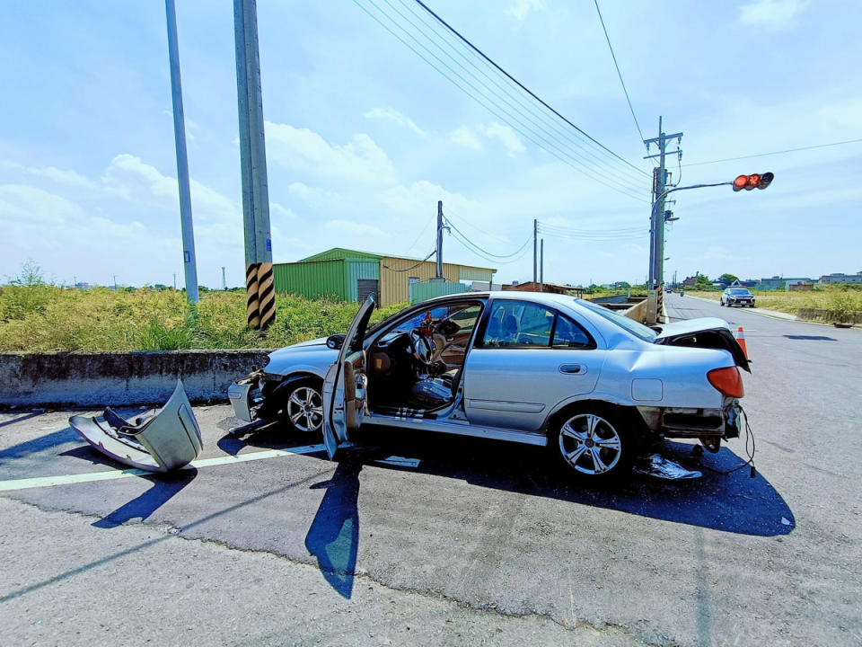 前後保險桿掉落，右側車身變形／民眾成峻提供