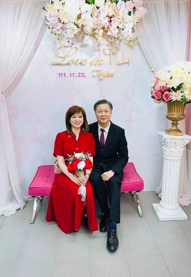 主播周玉琴和名嘴賴岳謙去年底完成結婚登記。（圖／取自周玉琴臉書）