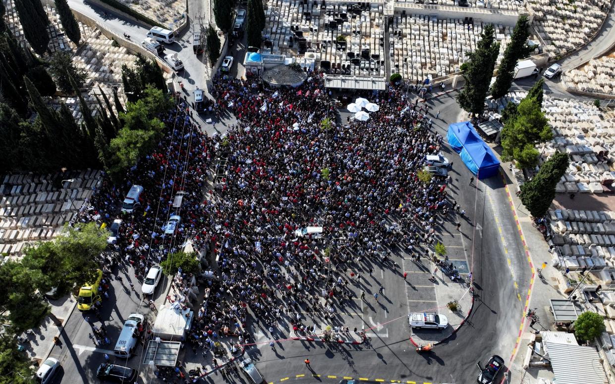 People gather to pay their respects during the funeral of hostage Hersh Goldberg-Polin