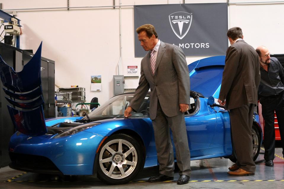 <p>Más tarde el gobernador de California, Arnold Schwarzenegger, realizó una visita personal por la base de Tesla en San Carlos, agregando un poco de glamur y peso político a la incipiente compañía. Tesla anunció sus planes para poner en marcha una nueva planta de producción en dicho estado. (Justin Sullivan/Getty Images) </p>