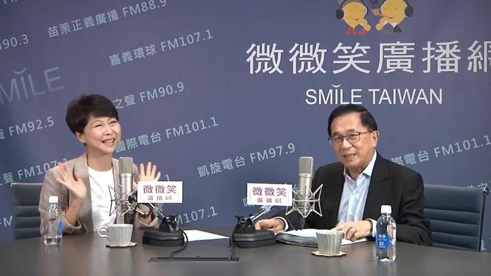 前總統陳水扁（右）12日邀請立委陳亭妃（左），上廣播電台節目暢談從政經歷。翻攝直播畫面