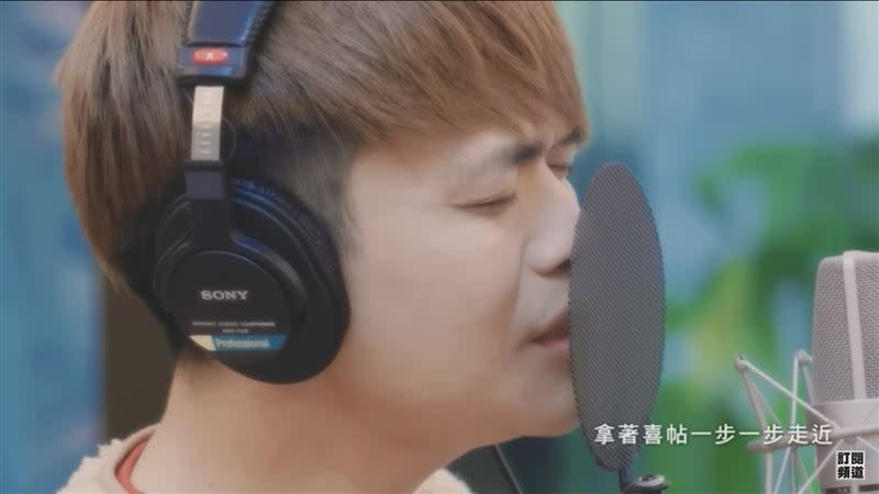 蔡阿嘎演唱中國歌手張遠的神曲《嘉賓》，網友聽傻眼：「被YT 埋沒的歌手！」（圖／翻攝自蔡阿嘎YouTube）