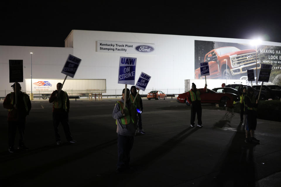 LOUISVILLE, KENTUCKY - OCTOBER 12: Factory workers and UAW union members form a picket line outside the Ford Motor Co. Kentucky Truck Plant in the early morning hours on October 12, 2023 in Louisville, Kentucky. UAW leadership announced that the Kentucky Truck Plant would be the latest automotive manufacturing facility to join the nationwide strike. (Photo by Luke Sharrett/Getty Images)