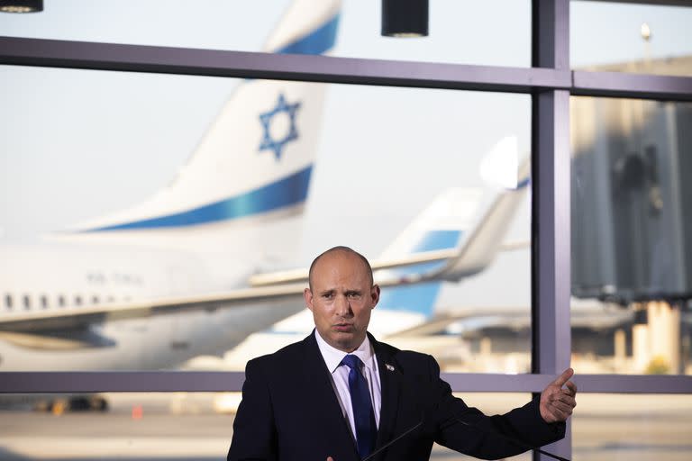 El primer ministro de Israel Naftali Bennett habla con periodistas después de visitar el aeropuerto Ben Gurion