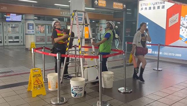 快新聞／室內也要撐傘？大雷雨狂炸雙北　捷運忠孝復興站內驚現「瀑布」