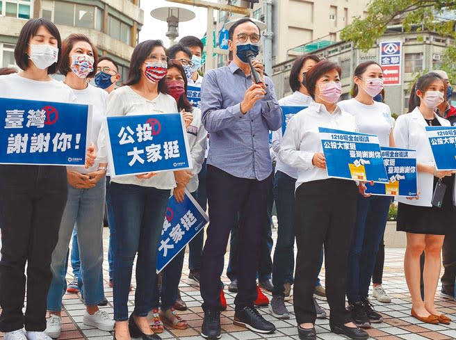 國民黨主席朱立倫（中）將啟動反萊豬大型宣傳車，他強調美豬沒問題，是萊豬的問題，他也反問蔡英文總統，台灣豬是否可變台灣萊豬？如果不開放台灣萊豬，那為何要請大家吃萊豬？（本報資料照片）