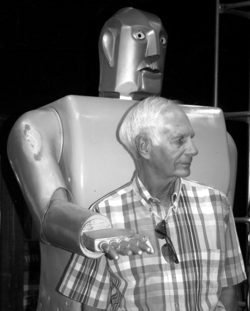 Frank Ruth is reunited with Elektro in 2004 at the Mansfield Memorial Museum.