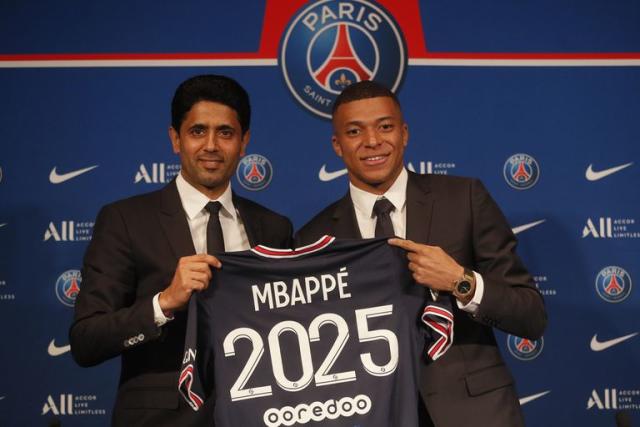 Kylian Mbappé posa con su camiseta del Paris Saint-Germain junto al presidente Nasser Al-Khelaifi; cuando parecía que el francés se iba a Real Madrid, un contrato millonario lo cambió todo
