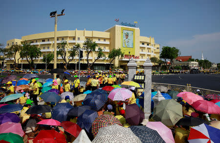 People wait for a coronation procession for Thailand's newly crowned King Maha Vajiralongkorn in Bangkok, Thailand May 5, 2019. REUTERS/Navesh Chitrakar