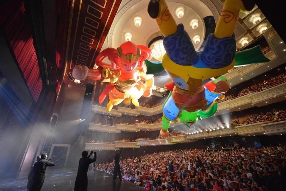《順風耳的新香爐》打造12公尺充氣人偶，飄在劇場空中相當震撼。（紙風車劇團提供）