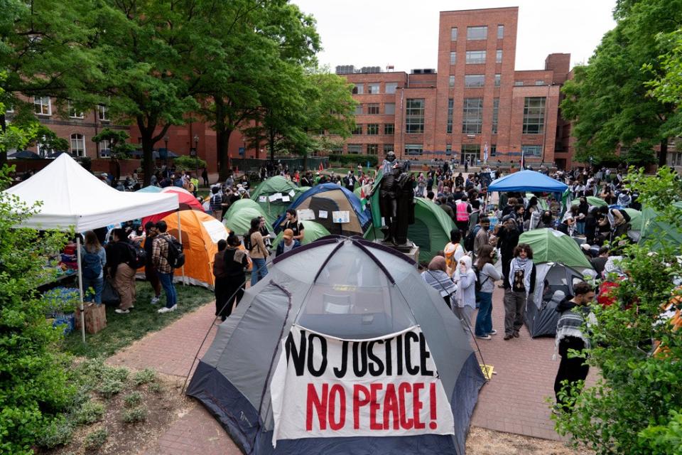 2024年4月25日，喬治華盛頓大學挺巴勒斯坦學生在校園內紮帳篷示威。美聯社