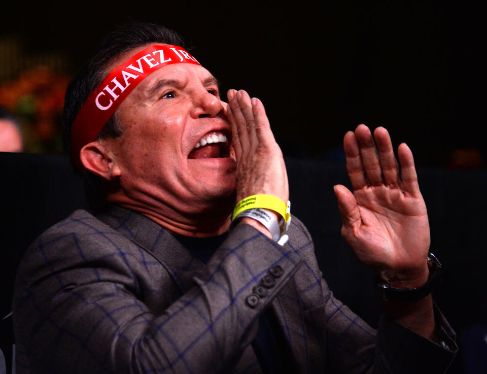 Julio César Chávez Sr. apoyando a su hijo en su pelea contra Daniel Jacobs en diciembre de 2019. (Joe Camporeale-USA TODAY Sports)