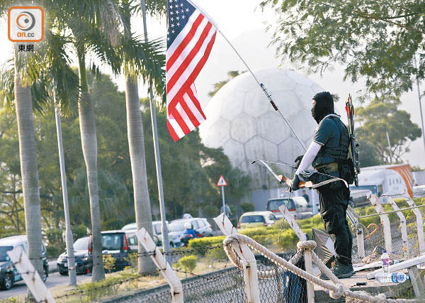 中大<br>有暴徒手持弓箭手持美國國旗在中大外駐守。