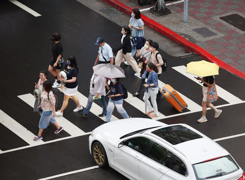 網傳北市有一名駕駛日前因禮讓行人而煞車，卻遭檢舉「驟然停車」而被警方開罰新台幣2萬4千元，引發網友熱議。圖為示意圖。（中央社資料照）