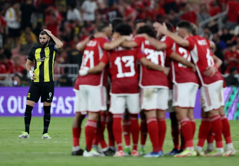 Jugadores de Al Ahly celebran tras anotar uno de los tres goles con los que venciero a Al Ittihad en el Mundial de Clubes mientras Karim Benzema se lamenta