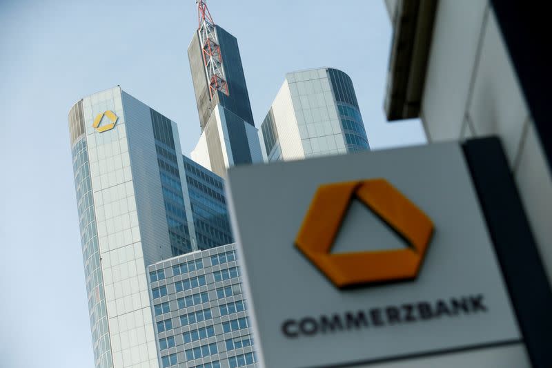 FOTO DE ARCHIVO. Un logo de Commerzbank antes de la conferencia de prensa anual del banco en Fráncfort, Alemania