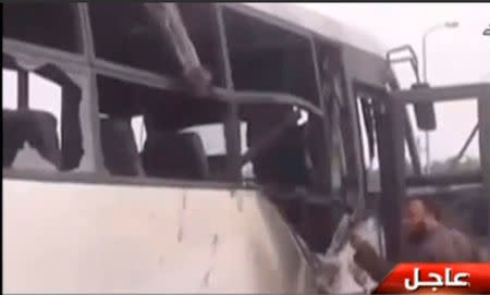 Consecuencias del ataque contra un autobus que llevaba cristianos coptos en la Provincia de Minya, Egipto. 26 de mayo 2017. Hombres armados enmascarados atacaron el viernes a un grupo de cristianos coptos en el sur de Egipto, matando a 26 personas e hiriendo a otras 25 mientras se dirigían a un monasterio, dijeron fuentes médicas y testigos. EGYPT TV via REUTERS