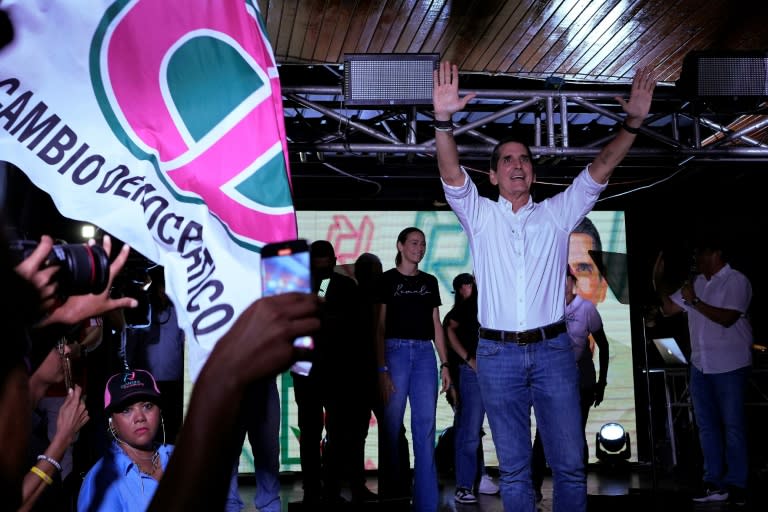 El candidato opositor, Rómulo Roux, durante un acto electoral para las elecciones panameñas del 5 de mayo de 2024, en La Chorrera, provincia de Panamá Oeste, Panamá, el 28 de abril de 2024 (ARNULFO FRANCO)