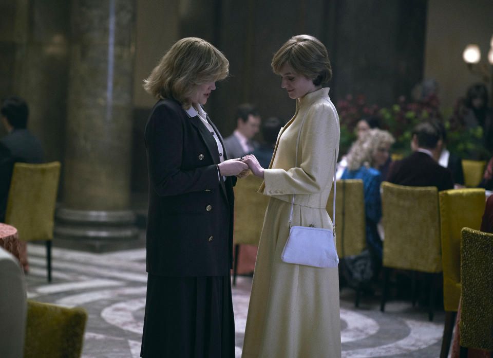 En esta imagen difundida por Netflix, Emerald Fennell, a la izquierda, y Emma Corrin en una escena de "The Crown". La cuarta temporada de la serie se estrena el domingo 15 de noviembre del 2020. (Des Willie/Netflix via AP)