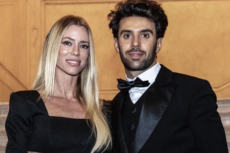 Nicole Neumann posó junto a su esposo y un producto del baño llamó la atención de todos (Foto Instagram @manurcera)