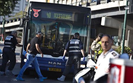 Israeli police crime scene investigators work at the scene of a stabbing attack in Tel Aviv January 21, 2015. REUTERS/Nir Elias