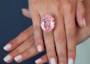 <p>El diamante, descrito como “uno de los mayores tesoros naturales del mundo”, se ha vendido por la cuantiosa suma de 71.2 millones de dólares. “La Estrella Rosa” es una gema de forma ovalada y corte mixto de 59.6 quilates, se trata del diamante de color rosa intenso sin fallos en su interior más grande que ha clasificado el Instituto Gemológico Estadounidense. La piedra duplica el tamaño del “Graff Pink” de 24.78 quilates, que anteriormente ostentaba el récord mundial de venta en subastas de los diamantes rosas. Sotheby’s fue la responsable de subastar “La Estrella Rosa” en Hong Kong. (Sotheby’s/SWNS.com) </p>