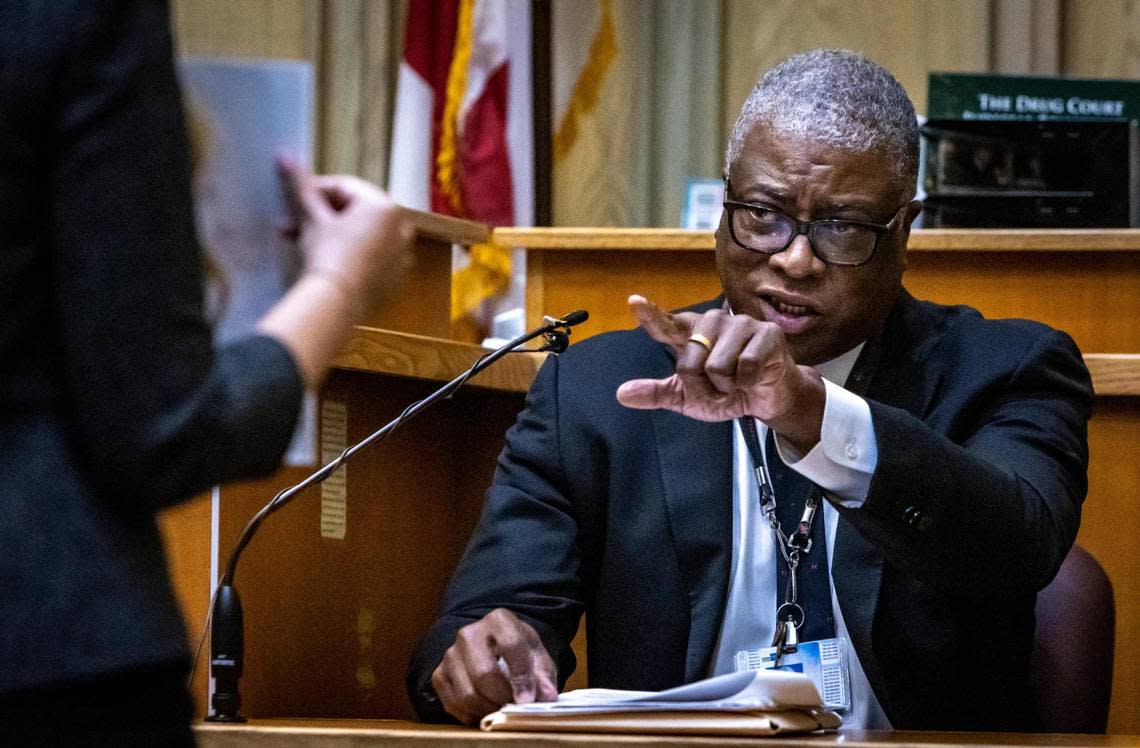 Witness for the prosecution Dr. Kenneth D. Hutchins describes an image shown to him by prosecuting attorney Gabriela Alfaro during the trial of Mexican actor Pablo Lyle in Miami-Dade Criminal Court on Friday, Sept. 30.