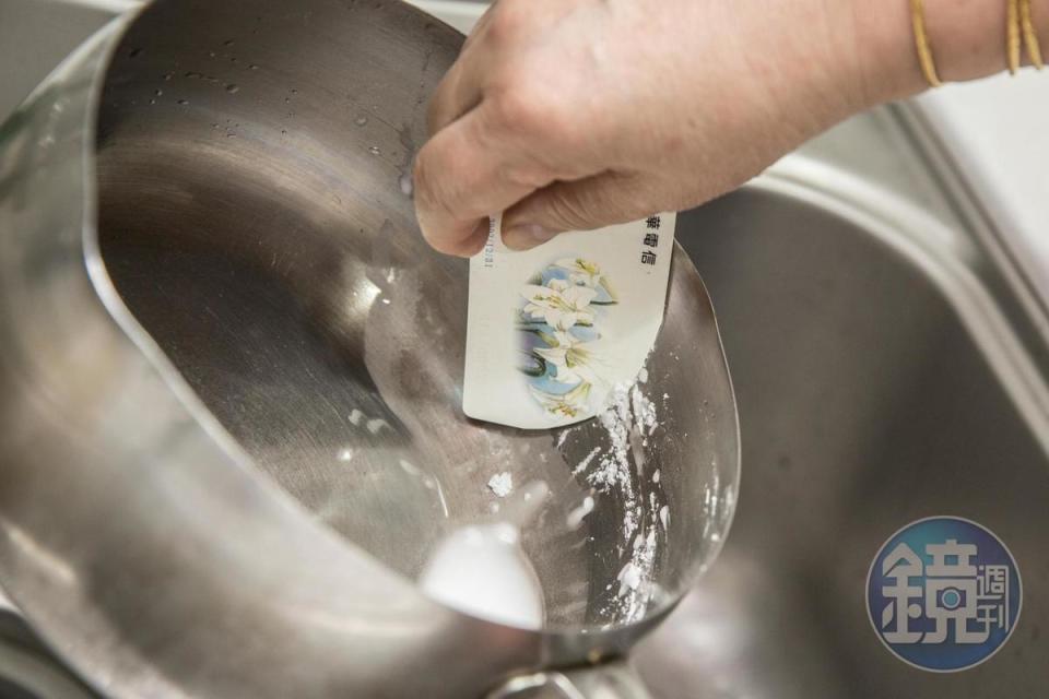 楊賢英將汰換卡片的一頭剪出弧形，洗碗先刮渣刮油好清洗。