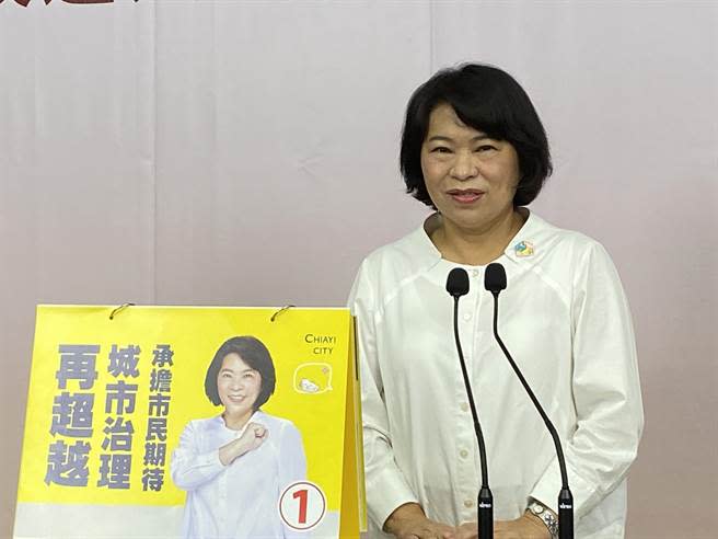 國民黨嘉義市長候選人黃敏惠發表政見前接受拍照。（廖素慧攝）