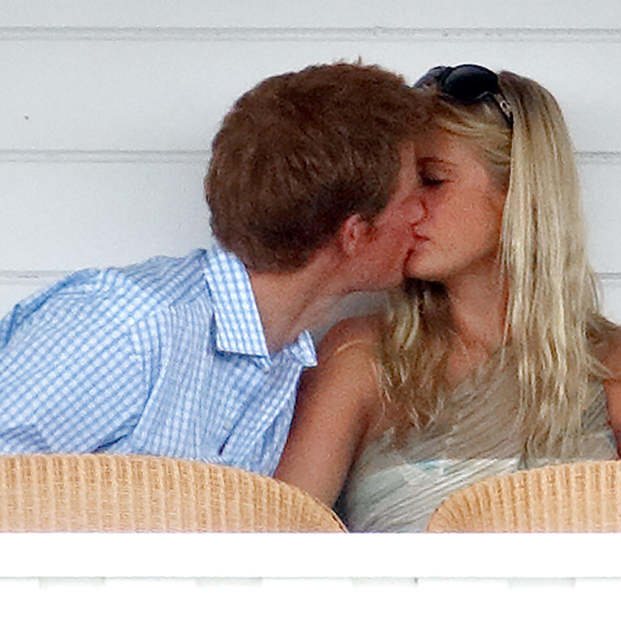  Prince Harry and Chelsy Davy kiss 