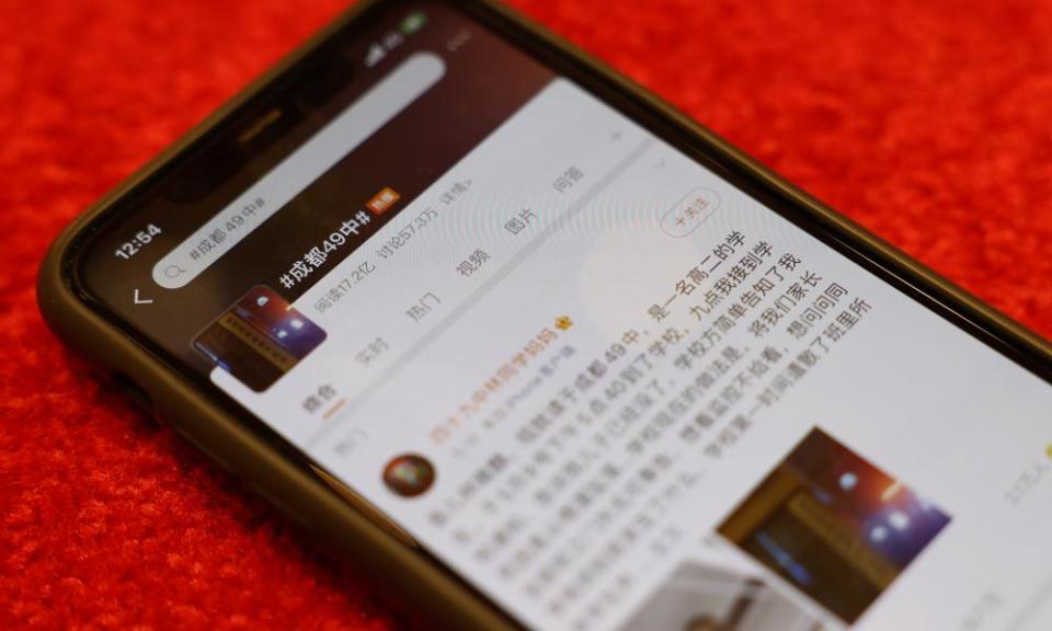 A smartphone showing a Weibo post in Chinese, lying on a table