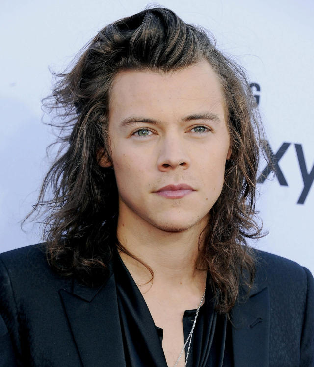 Harry Styles Debuts Slick New Hairdo on the Set of Upcoming Film