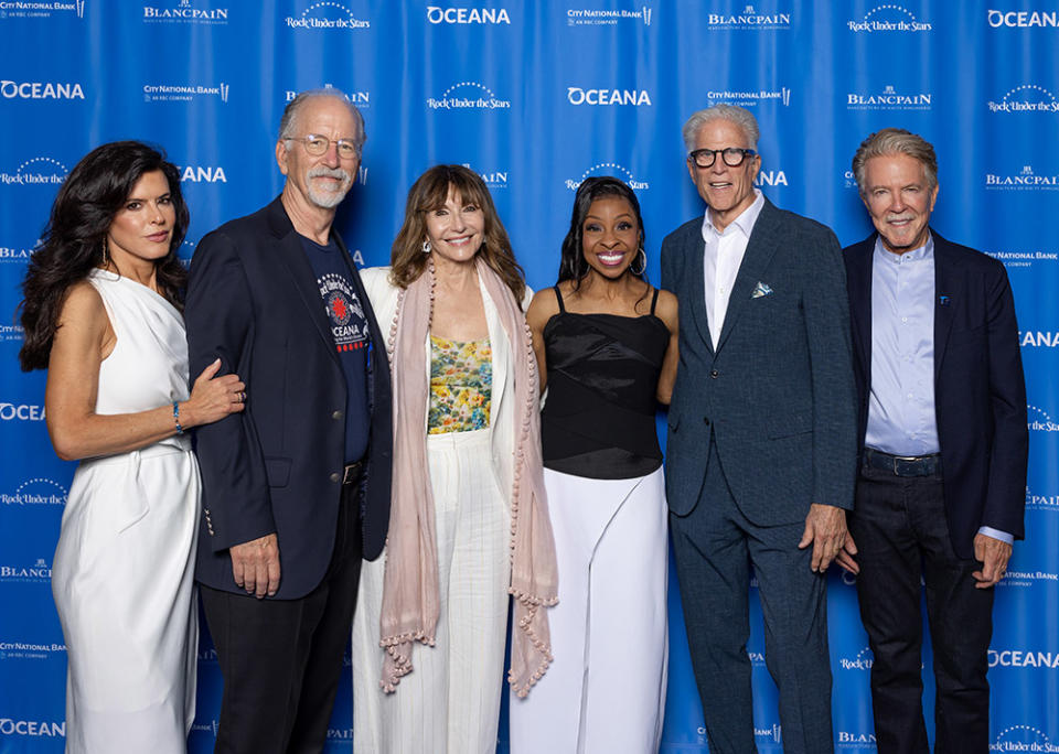 [L-R] Special guest performer Gladys Knight poses with Keri Selig, Oceana CEO Andrew Sharpless, Mary Steenburgen, Oceana Board Member Ted Danson and Oceana Board President, Keith Addis at the 5th Annual Oceana ROCK UNDER THE STARS Event