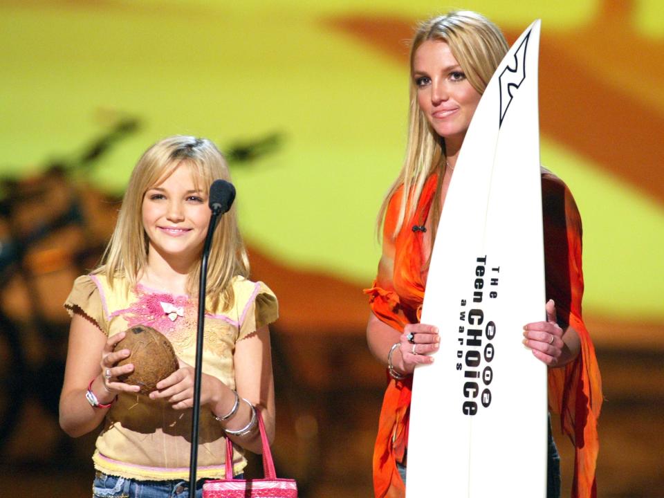 Jamie Lynn Spears and Britney Spears on stage at the 2002 Teen Choice Awards.