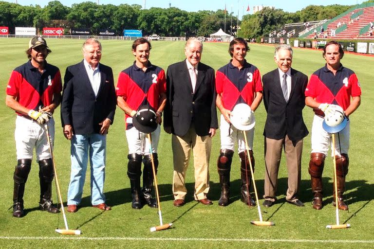 Noviembre de 2015, en un homenaje a los 10 de handicap en Palermo: Alfredo y Juan Carlos Harriott (h.) y Alberto Pedro Heguy posan con Adolfo Cambiaso, David Stirling, Miguel Novillo Astrada y Eduardo Heguy, que llevan los colores del Coronel Suárez de esas tres glorias.