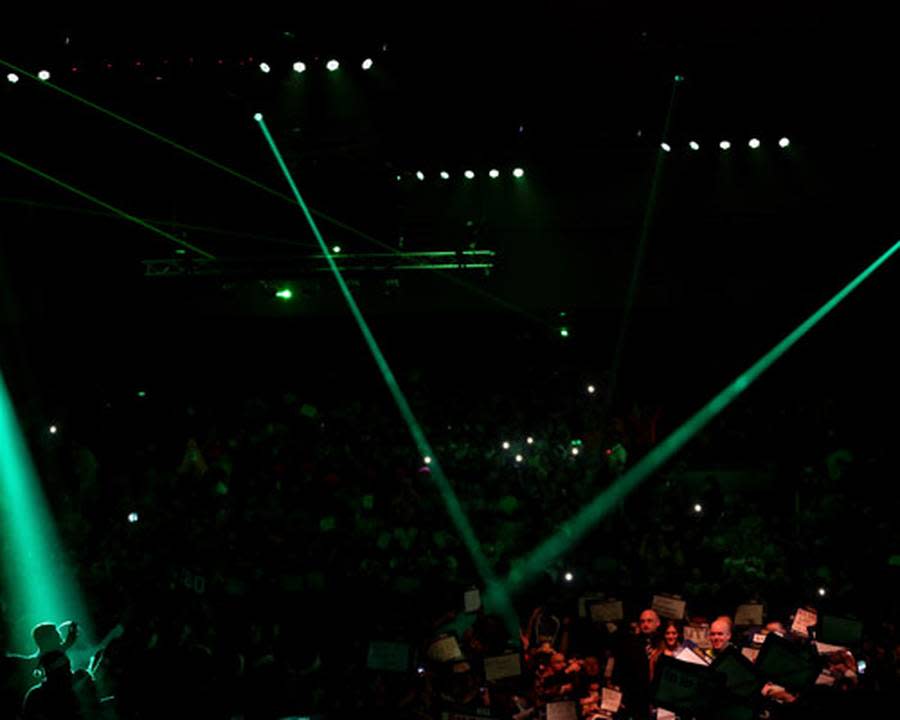 Mit der gewohnten Lasershow hält der holländische Glatzkopf Einzug in die heilige Halle des Darts