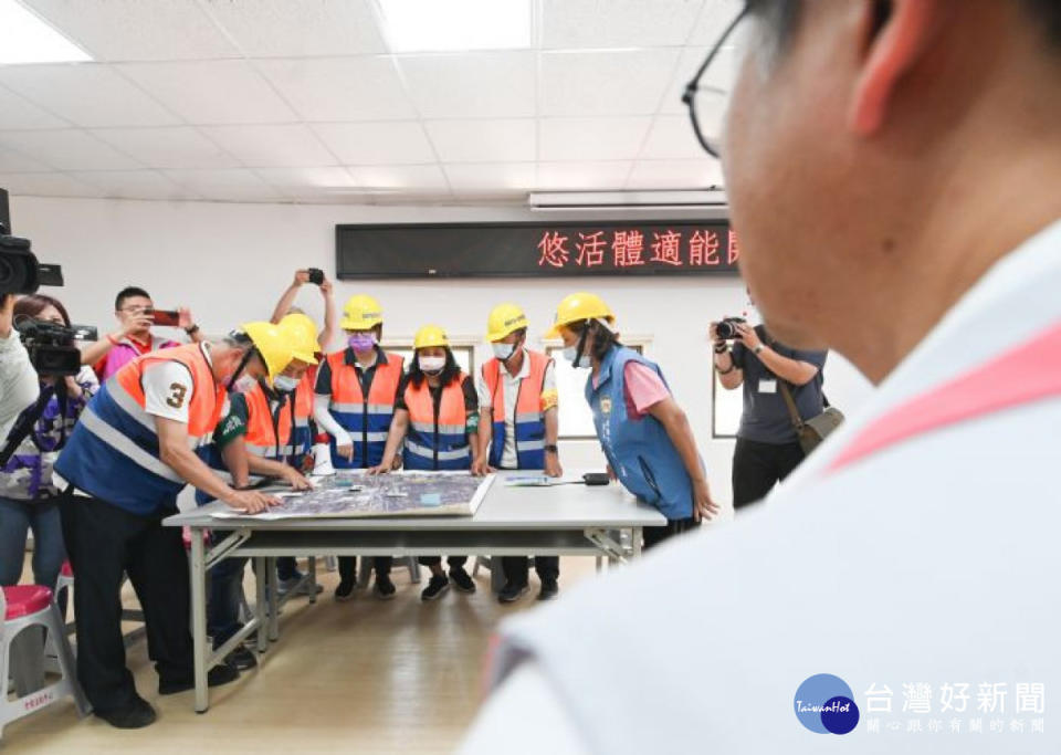 演習由張市長擔任實兵演習指揮官，並模擬土石流警戒區居民撤離疏散、收容所開設及物資補給等情形。