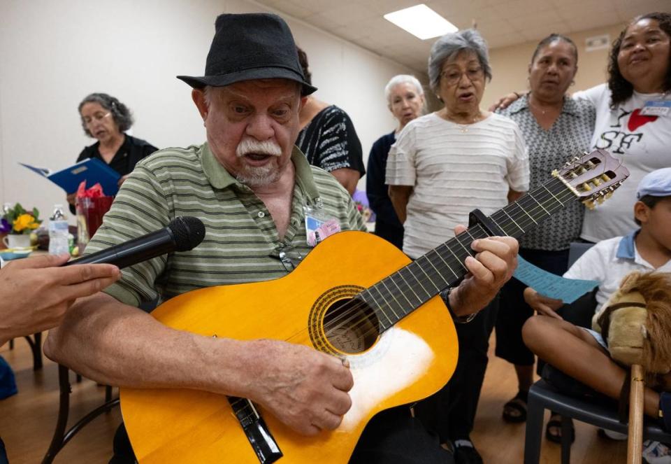 Liberato Correa, de 83 años, toca la guitarra –como lo ha hecho durante 13 años– durante la reunión semanal de Manitos, un grupo social para adultos mayores que hablan español, en el Hart Senior Center, el miércoles 5 de julio de 2023, en Sacramento.