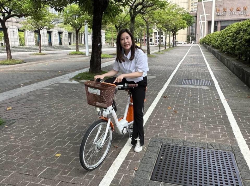 市議員柳采葳說實際測試YouBike 2.0E，從0公里加速到25公里，只要短短15秒。記者楊正海／攝影