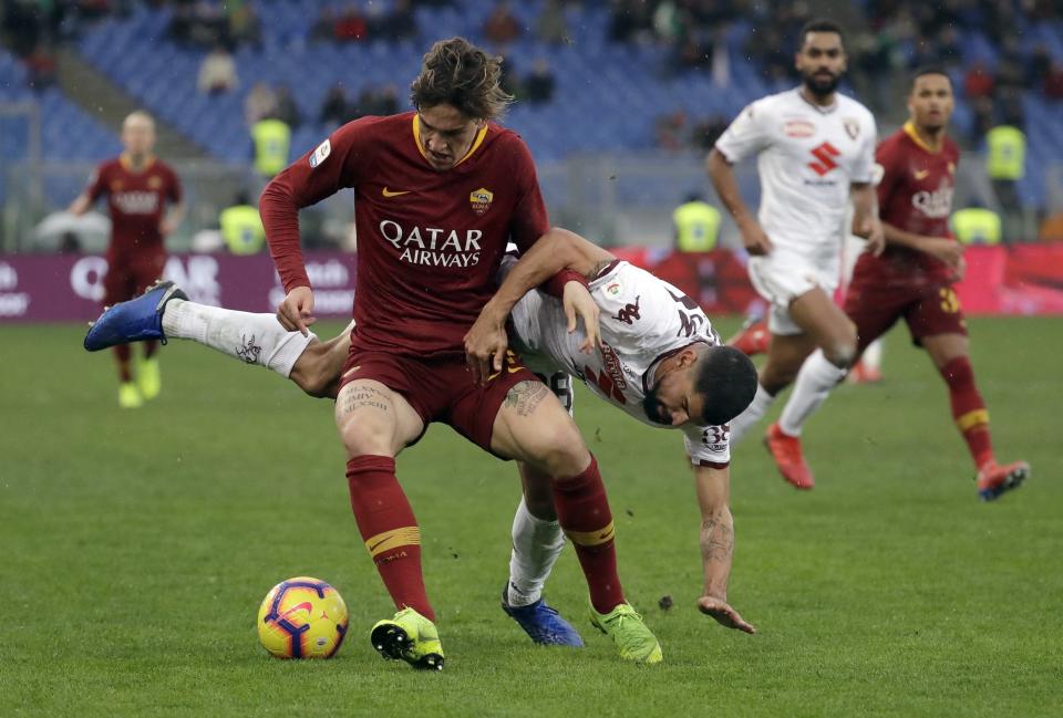 Nicolo Zaniolo (izquierda) de la Roma y Tomás Rincón del Torino pugnan por un balón en el partido por la Serie A en Roma, el sábado 19 de enero de 2019. (AP Foto/Andrew Medichini)