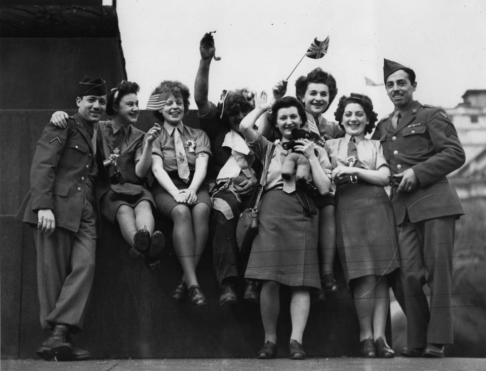 A group of ATS women and American soldiers celebrate VE Day in Trafalgar Square, London, 8th May 1945. (Photo by Keystone/Hulton Archive/Getty Images)