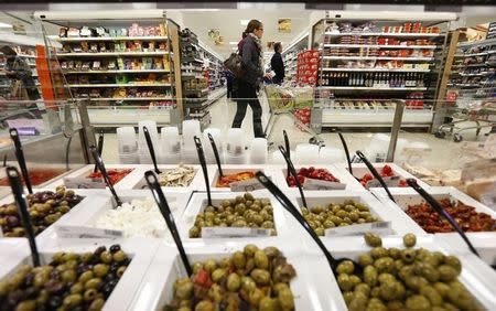 Customers shop at a Tesco store in Bishop's Stortford, southern England November 26, 2012. REUTERS/Suzanne Plunkett