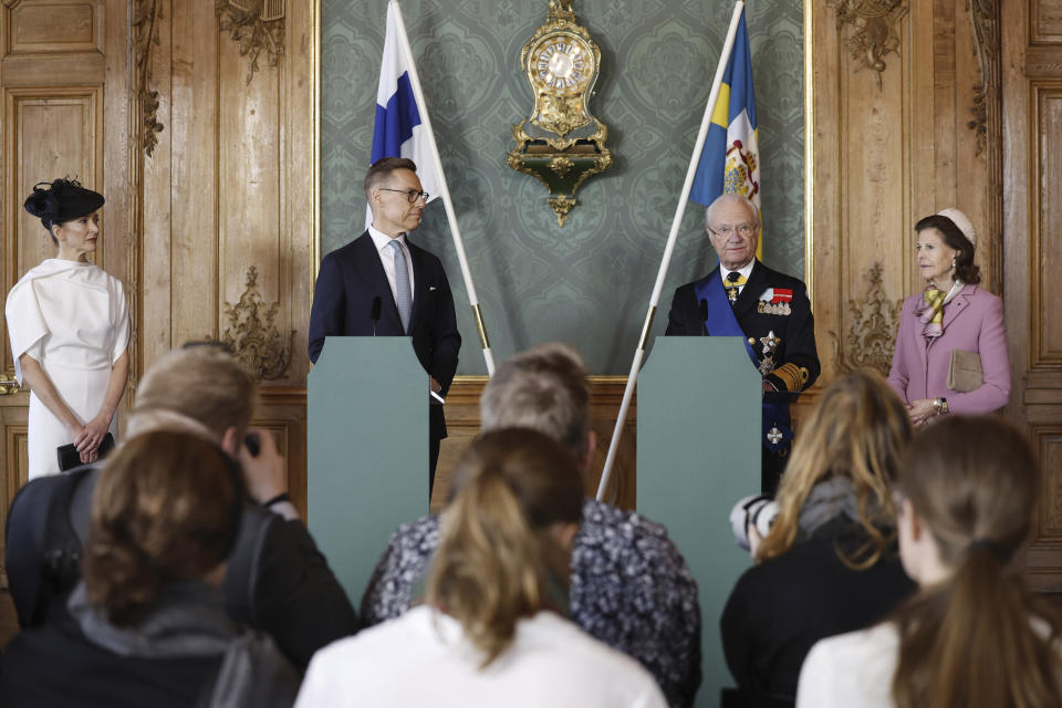 President of Finland Alexander Stubb, center, left, and Swedish King Carl Gustaf, center right, give a press conference, flanked by their respective wives, Suzanne Innes-Stubb, left, and Queen Silvia, right, on the occasion of Stubb's two-day visit to Sweden, at the Stockholm Palance, in Stockholm, Tuesday, April 23, 2024. (Christine Olsson/TT News Agency via AP)